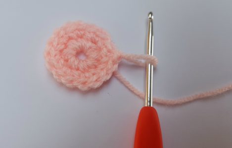 Verbazingwekkend Eenvoudige roze bloem haken, gratis patroon van Knitkids NV-56